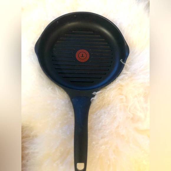 GC T-Fal ridged pan for your kitchen wear needs medium ! - Picture 1 of 6